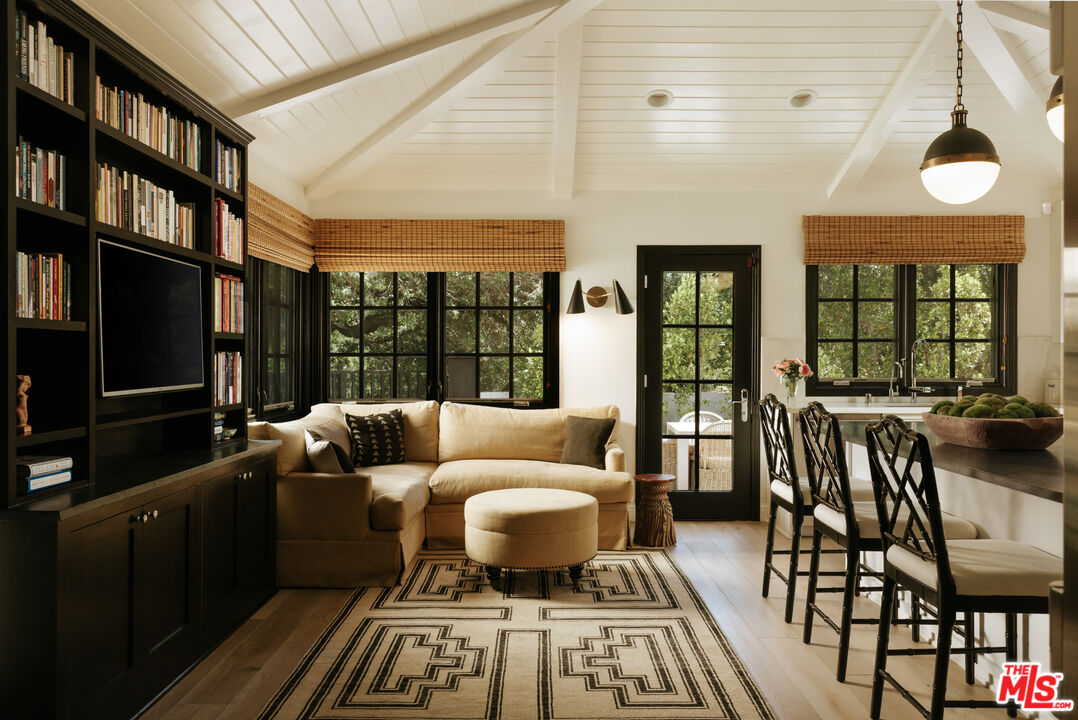 Sitting area with built-ins, 16822 Escalon Dr