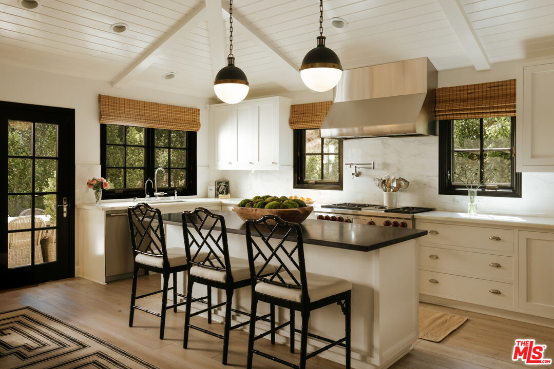 Kitchen with vaulted ceiling, 16822 Escalon Dr