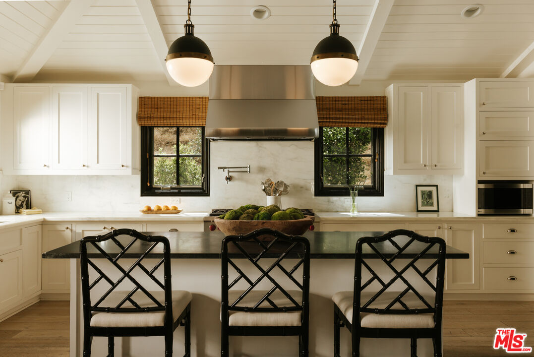 Kitchen island and range, 16822 Escalon Dr