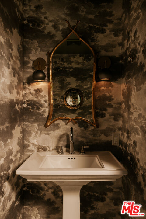 Powder bath, 16822 Escalon Dr