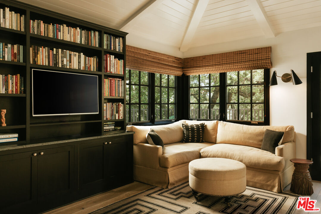 Library-style sitting area, 16822 Escalon Dr